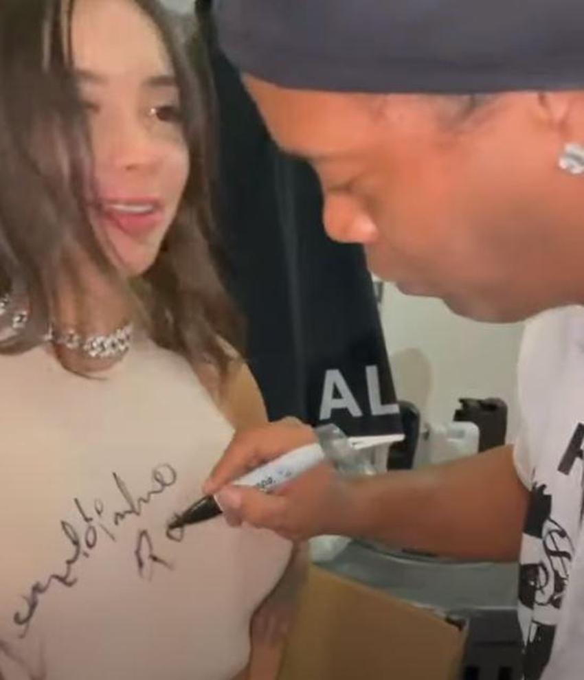 Ronaldinho, genç kadının göğsünü imzaladı!
