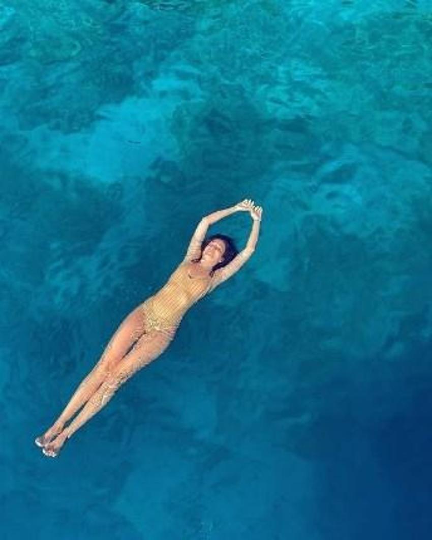 Maraşlı'nın yıldızı Rojda Demirer deniz kızı oldu! Bikinili pozlarıyla yaktı geçti...