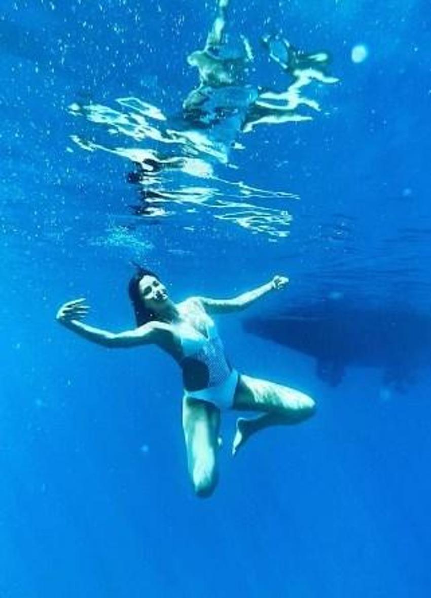 Maraşlı'nın yıldızı Rojda Demirer deniz kızı oldu! Bikinili pozlarıyla yaktı geçti...