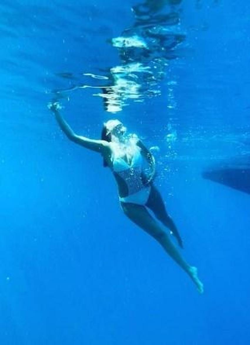Maraşlı'nın yıldızı Rojda Demirer deniz kızı oldu! Bikinili pozlarıyla yaktı geçti...