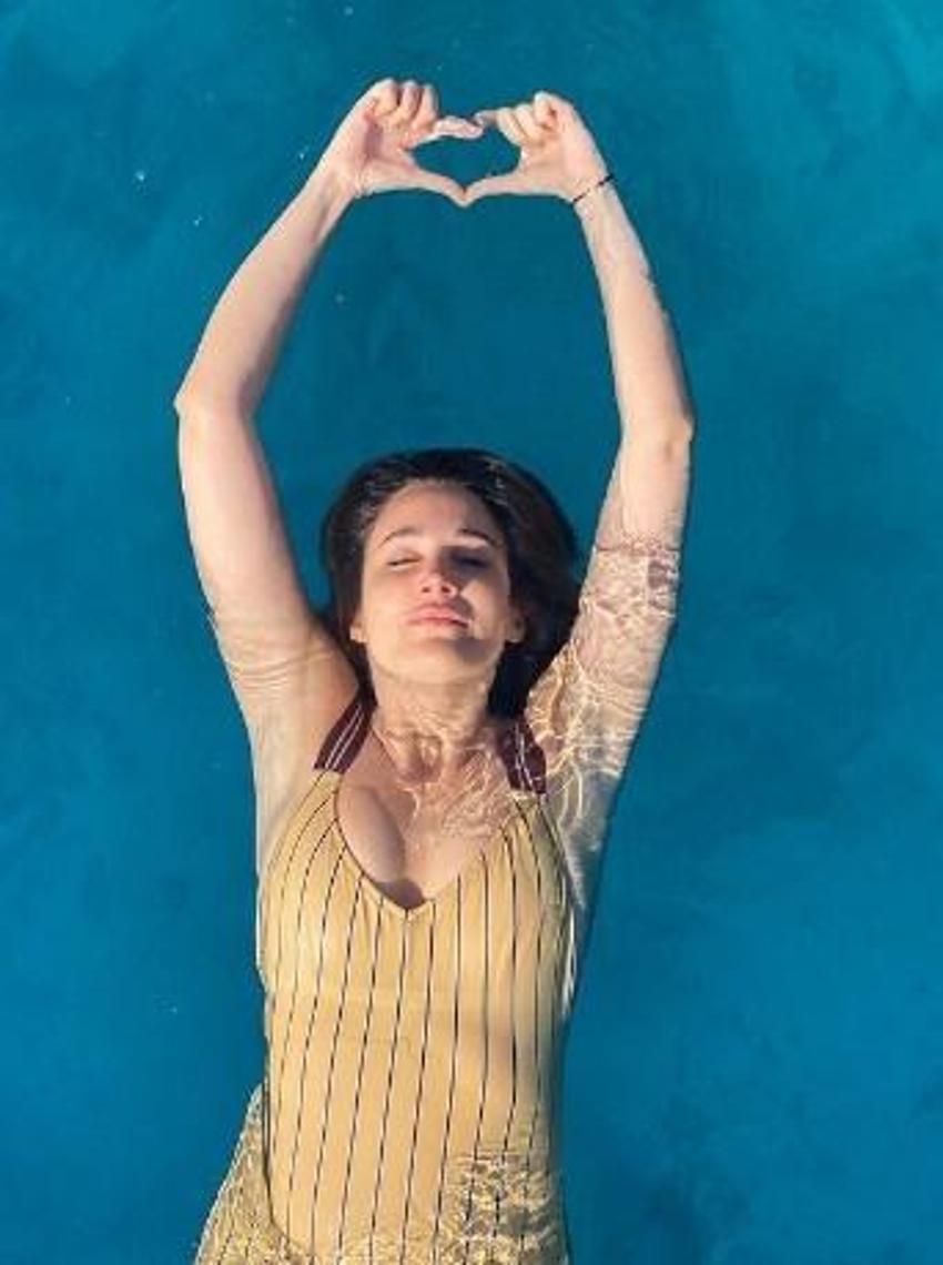 Maraşlı'nın yıldızı Rojda Demirer deniz kızı oldu! Bikinili pozlarıyla yaktı geçti...