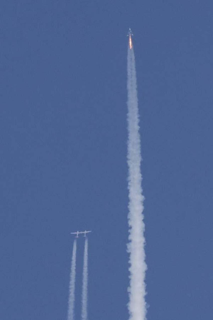 Virgin Galactic'in sahibi Richard Branson uzayda! Çığlık çığlığa Dünya’ya bakış...