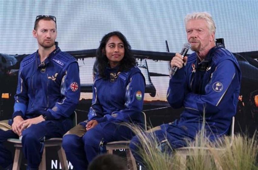 Virgin Galactic'in sahibi Richard Branson uzayda! Çığlık çığlığa Dünya’ya bakış...