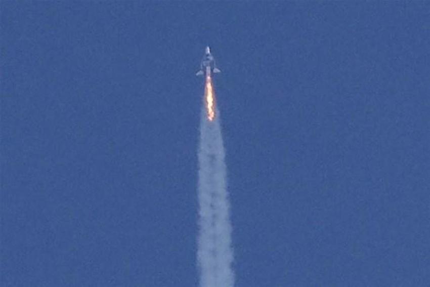Virgin Galactic'in sahibi Richard Branson uzayda! Çığlık çığlığa Dünya’ya bakış...