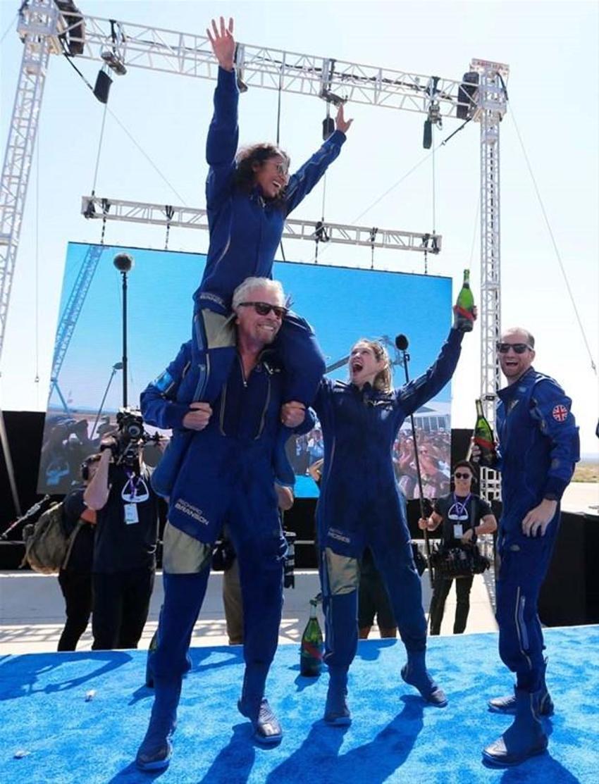 Virgin Galactic'in sahibi Richard Branson uzayda! Çığlık çığlığa Dünya’ya bakış...