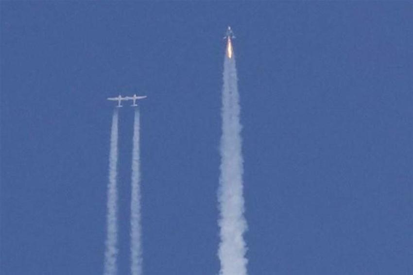 Virgin Galactic'in sahibi Richard Branson uzayda! Çığlık çığlığa Dünya’ya bakış...