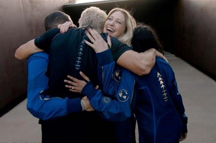 Virgin Galactic'in sahibi Richard Branson uzayda! Çığlık çığlığa Dünya’ya bakış...