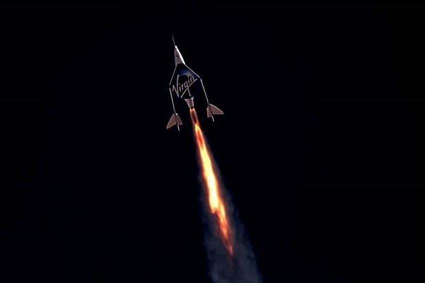 Virgin Galactic'in sahibi Richard Branson uzayda! Çığlık çığlığa Dünya’ya bakış...