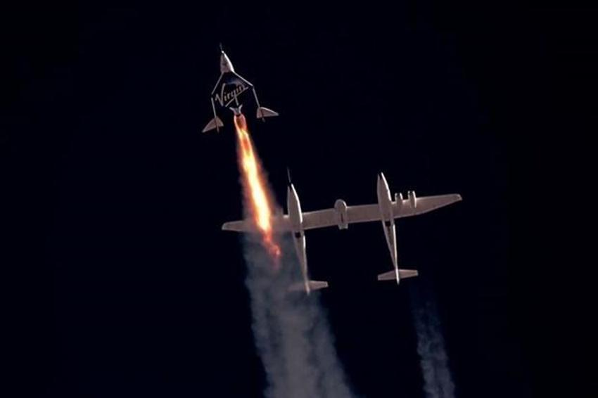 Virgin Galactic'in sahibi Richard Branson uzayda! Çığlık çığlığa Dünya’ya bakış...