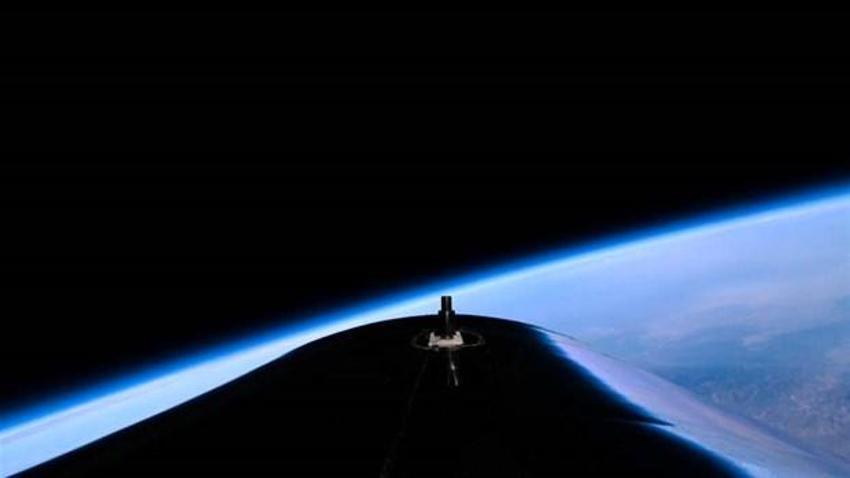 Virgin Galactic'in sahibi Richard Branson uzayda! Çığlık çığlığa Dünya’ya bakış...
