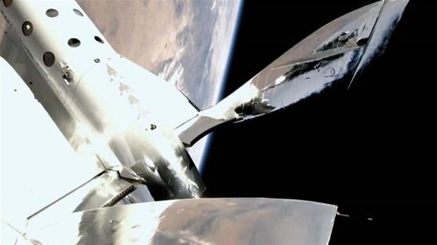Virgin Galactic'in sahibi Richard Branson uzayda! Çığlık çığlığa Dünya’ya bakış...
