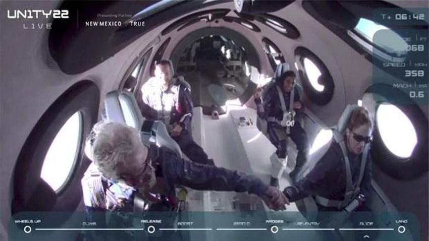 Virgin Galactic'in sahibi Richard Branson uzayda! Çığlık çığlığa Dünya’ya bakış...