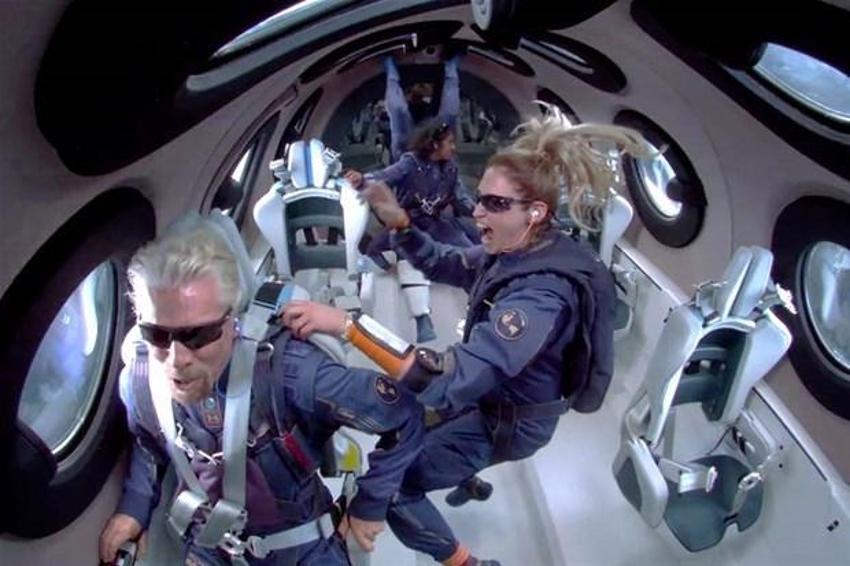 Virgin Galactic'in sahibi Richard Branson uzayda! Çığlık çığlığa Dünya’ya bakış...