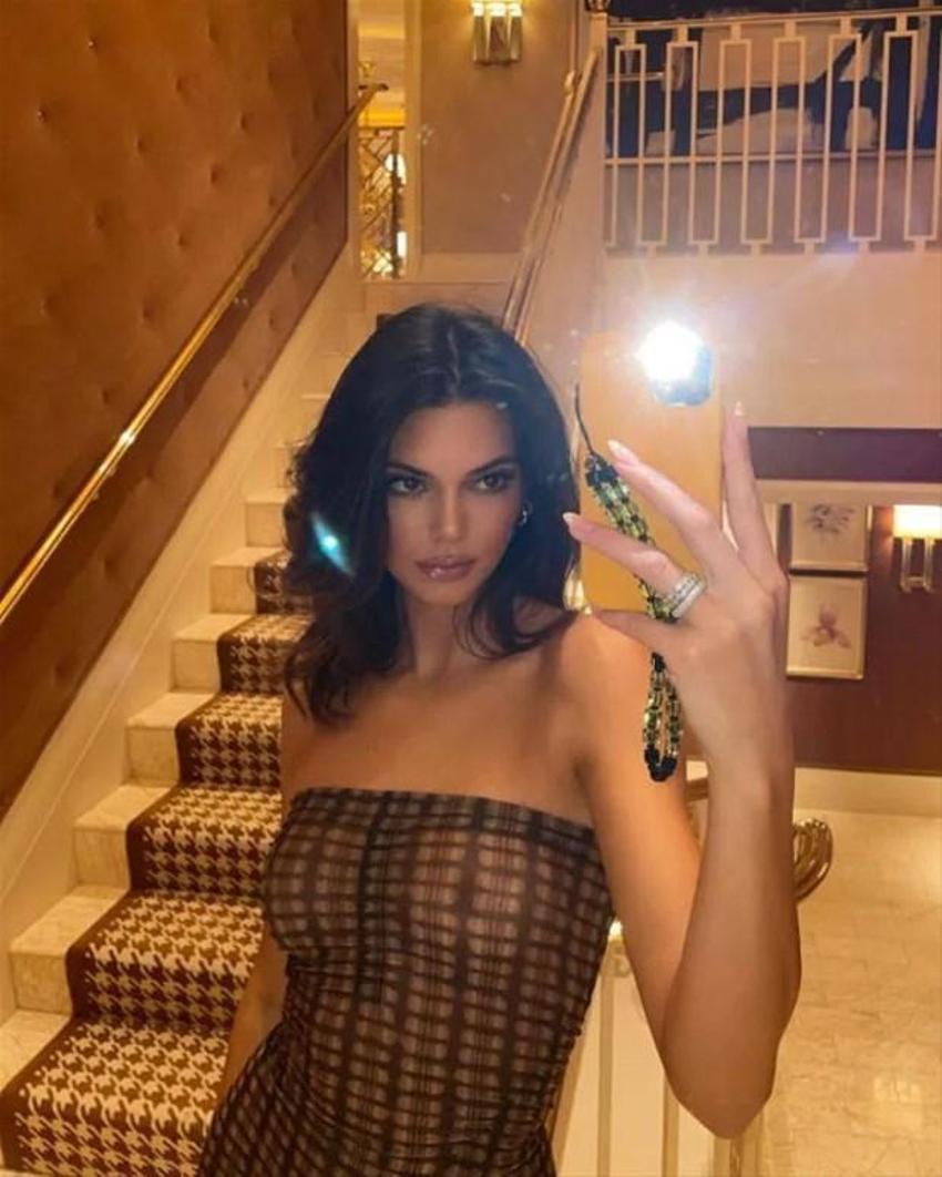 Kendall Jenner'ın bu sefer ki tercihi transparandı! Sütyensiz ayna pozu...