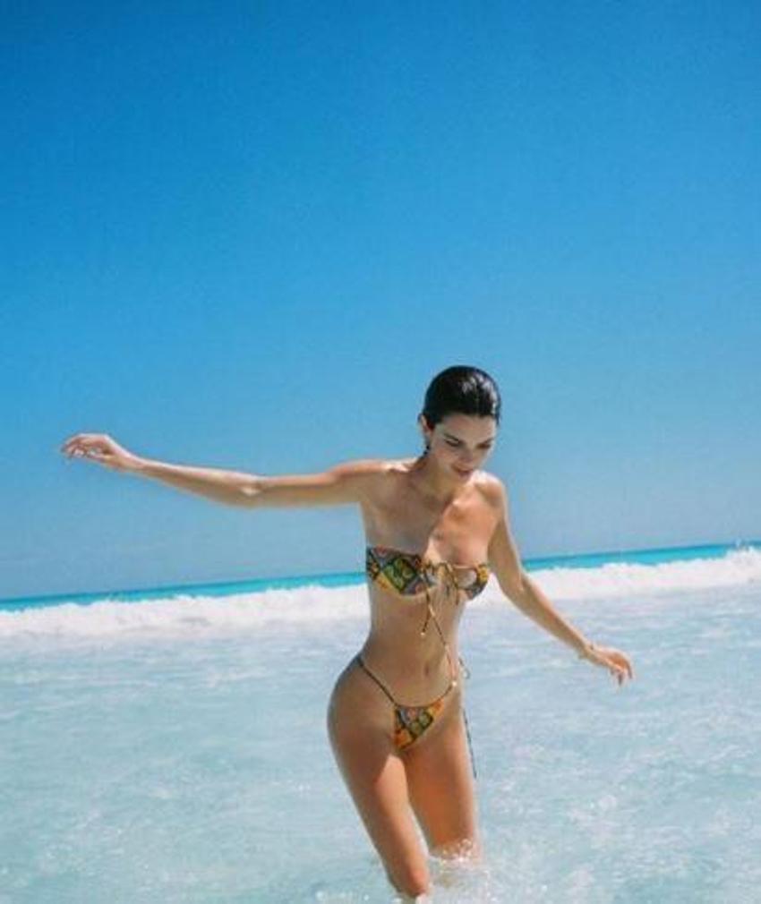 Kendall Jenner'ın bu sefer ki tercihi transparandı! Sütyensiz ayna pozu...