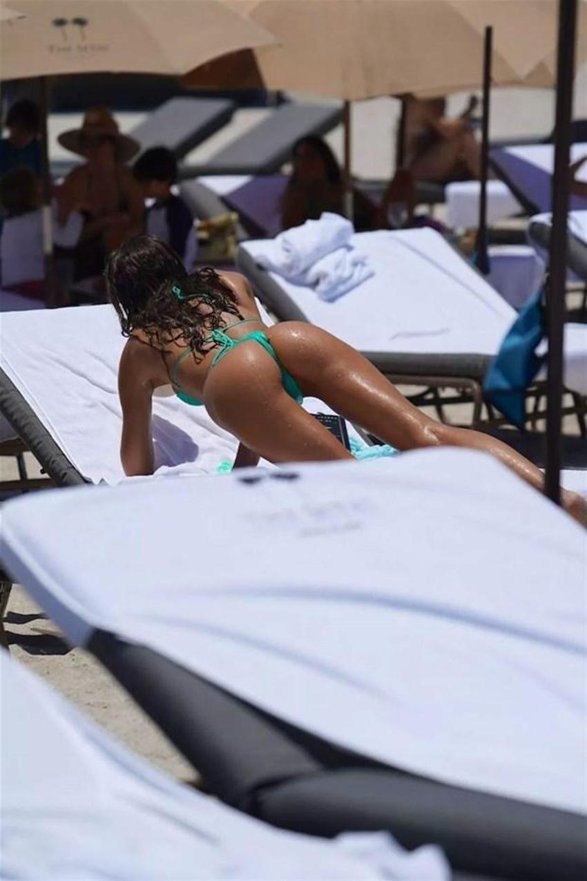 Ünlü model tanga bikinisini giydi, cüretkar pozlar verdi