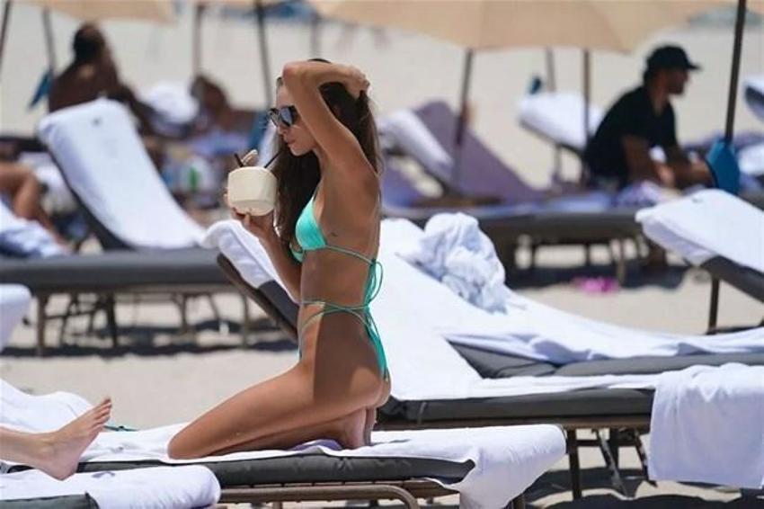 Ünlü model tanga bikinisini giydi, cüretkar pozlar verdi