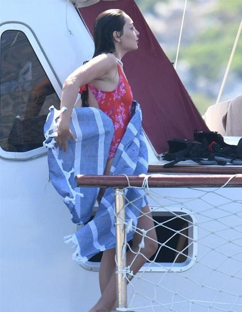 Cansel Elçin-Zeynep Tuğçe Bayat'ın romantik Bodrum tatili! Öp öp doyamadı...