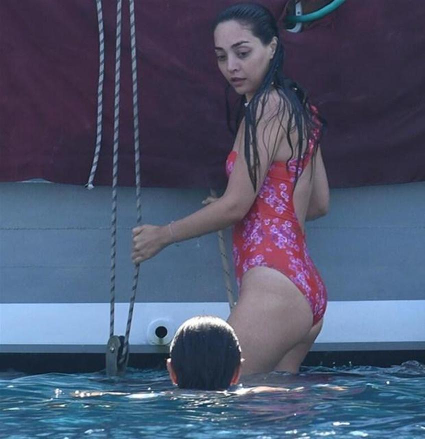 Cansel Elçin-Zeynep Tuğçe Bayat'ın romantik Bodrum tatili! Öp öp doyamadı...