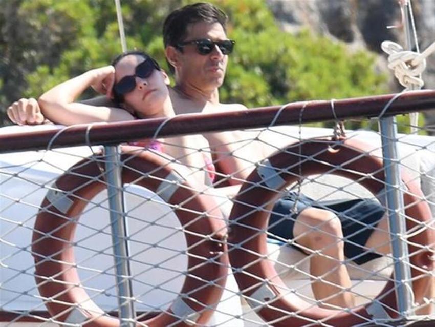 Cansel Elçin-Zeynep Tuğçe Bayat'ın romantik Bodrum tatili! Öp öp doyamadı...