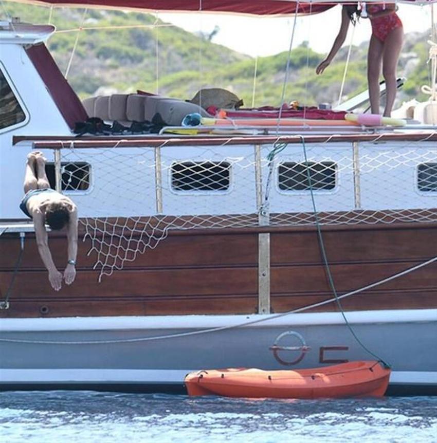 Cansel Elçin-Zeynep Tuğçe Bayat'ın romantik Bodrum tatili! Öp öp doyamadı...