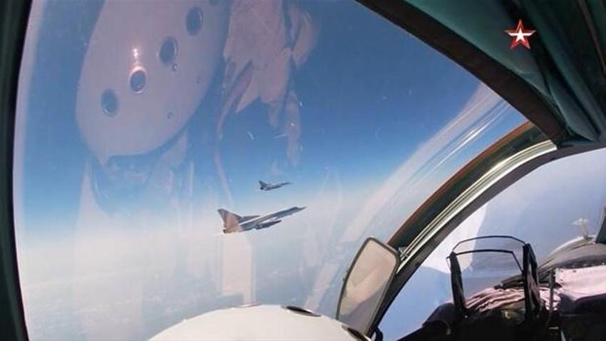 Havada tehlikeli gerginlik! Rus Su-30 jetleri ve ABD uçağını kovaladı...