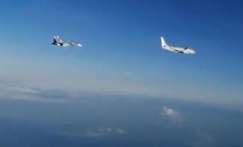 Havada tehlikeli gerginlik! Rus Su-30 jetleri ve ABD uçağını kovaladı...