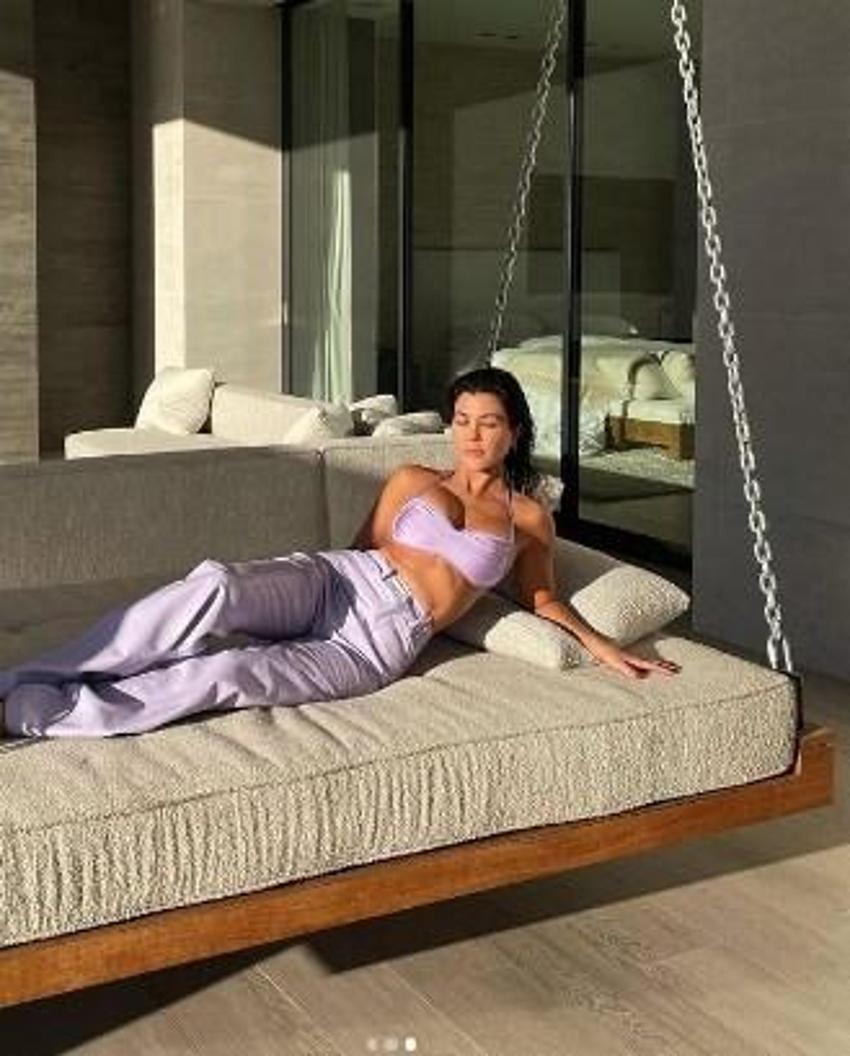 Kourtney Kardashian tangasını giydi, cüretkar pozlarına bir yenisini ekledi