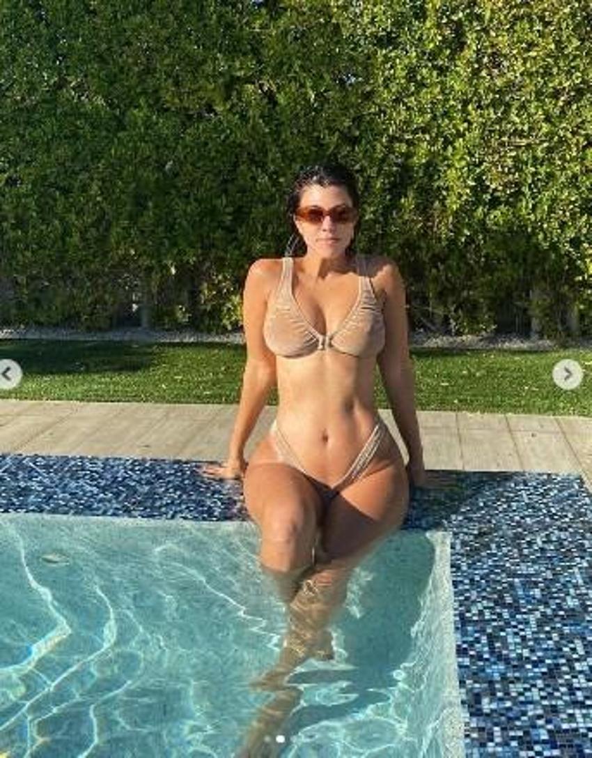 Kourtney Kardashian tangasını giydi, cüretkar pozlarına bir yenisini ekledi