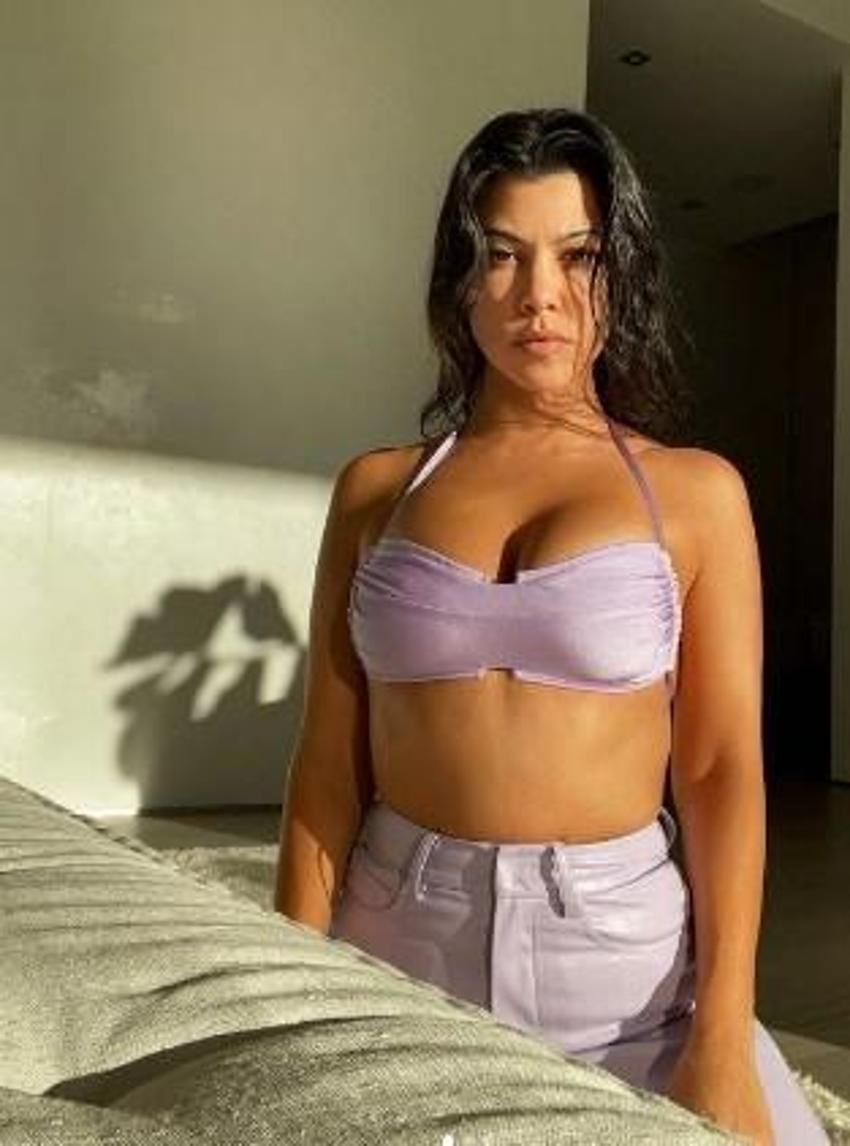 Kourtney Kardashian tangasını giydi, cüretkar pozlarına bir yenisini ekledi