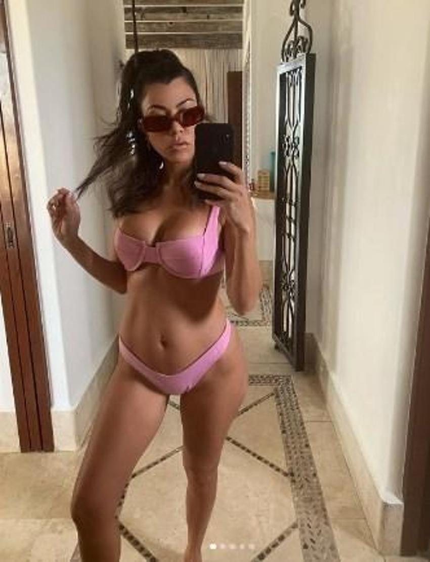 Kourtney Kardashian tangasını giydi, cüretkar pozlarına bir yenisini ekledi
