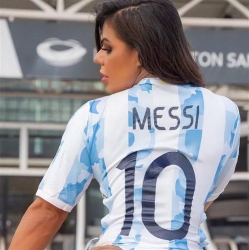 Kalça güzelinden cezur pozlu kutlama