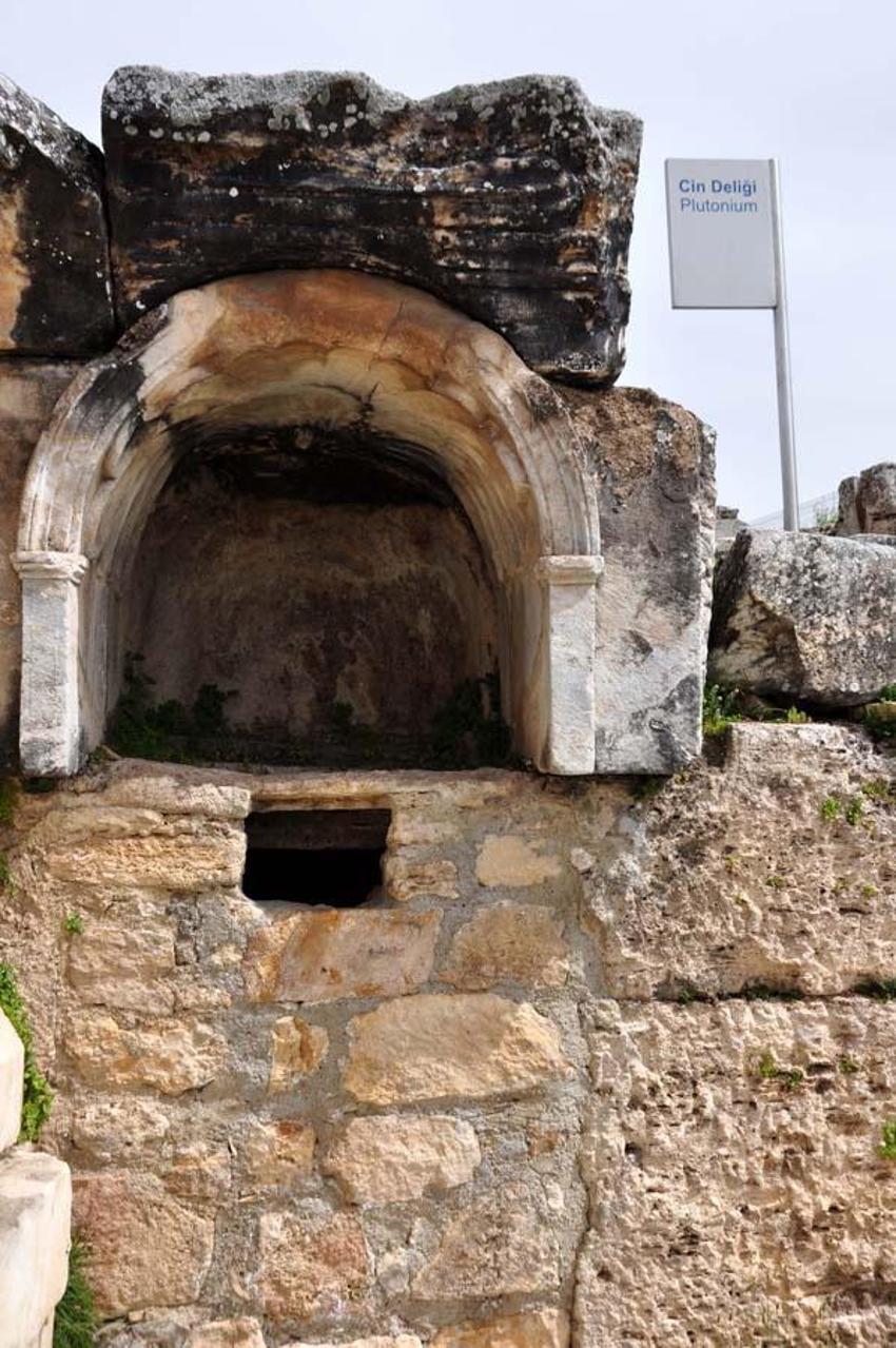 Pamukkale'deki Hierapolis Antik Kenti'nde bulunan "Cehennem Kapısı"nın gizemi çözüldü!