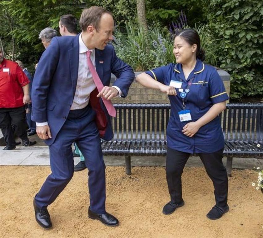 İngiltere'de skandal patladı! Sağlık Bakanı Matt Hancock karısını aldatırken yakalandı...