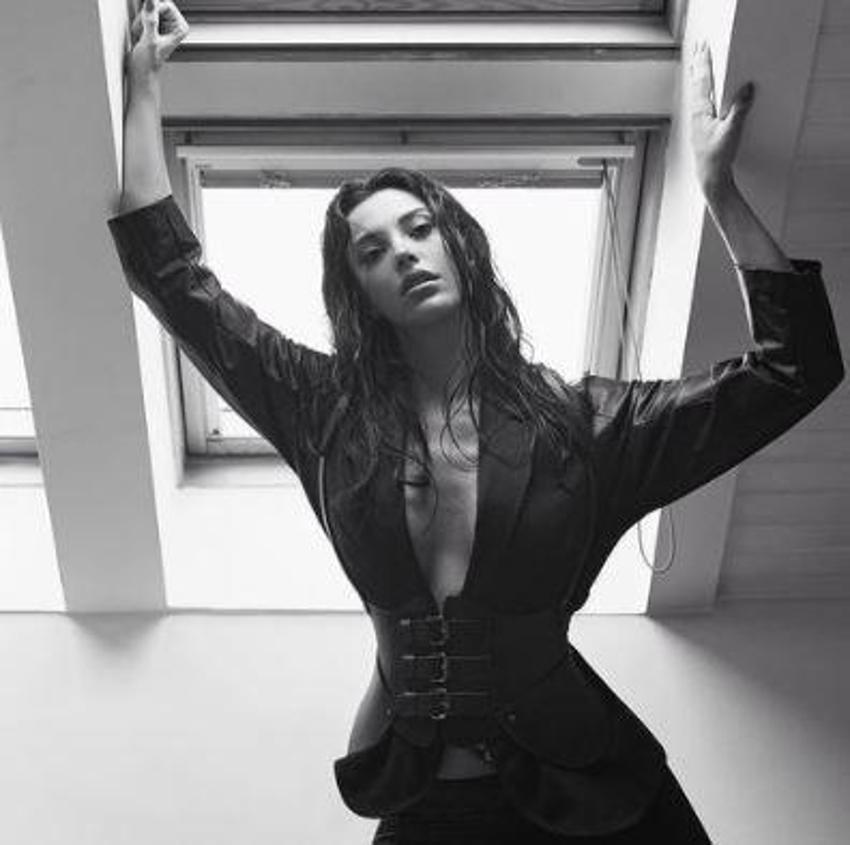 Tuvana Türkay yürek hoplattı! Bikinisindeki detay Instagram'ı salladı
