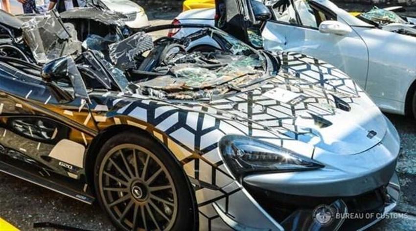 21 lüks otomobil yok edildi! McLaren 620R, Lotus Exige S240, Mercedes-Benz SLK, Bentley Flying Spur, Porsche 911 C2S...
