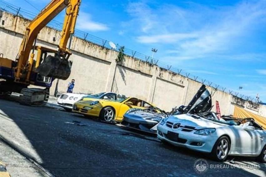 21 lüks otomobil yok edildi! McLaren 620R, Lotus Exige S240, Mercedes-Benz SLK, Bentley Flying Spur, Porsche 911 C2S...