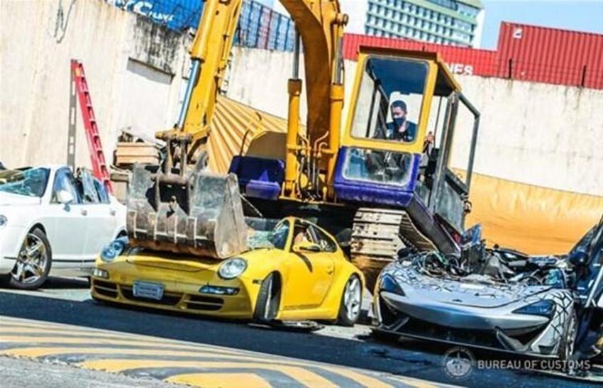 21 lüks otomobil yok edildi! McLaren 620R, Lotus Exige S240, Mercedes-Benz SLK, Bentley Flying Spur, Porsche 911 C2S...