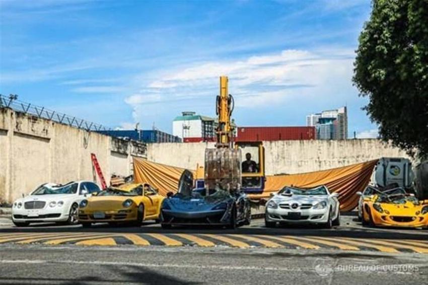 21 lüks otomobil yok edildi! McLaren 620R, Lotus Exige S240, Mercedes-Benz SLK, Bentley Flying Spur, Porsche 911 C2S...