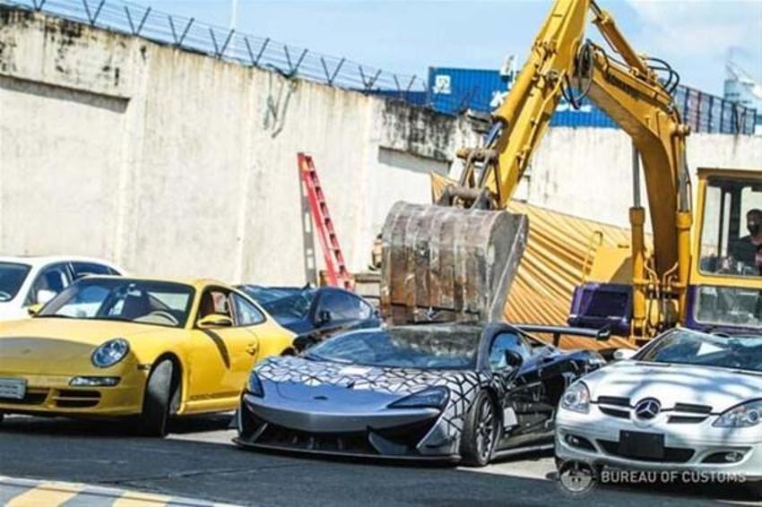 21 lüks otomobil yok edildi! McLaren 620R, Lotus Exige S240, Mercedes-Benz SLK, Bentley Flying Spur, Porsche 911 C2S...