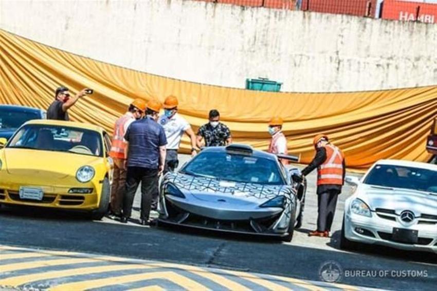 21 lüks otomobil yok edildi! McLaren 620R, Lotus Exige S240, Mercedes-Benz SLK, Bentley Flying Spur, Porsche 911 C2S...