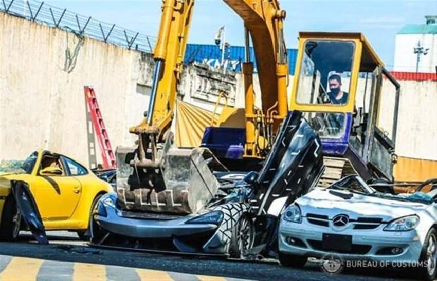 21 lüks otomobil yok edildi! McLaren 620R, Lotus Exige S240, Mercedes-Benz SLK, Bentley Flying Spur, Porsche 911 C2S...