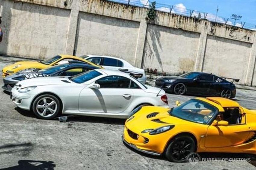 21 lüks otomobil yok edildi! McLaren 620R, Lotus Exige S240, Mercedes-Benz SLK, Bentley Flying Spur, Porsche 911 C2S...
