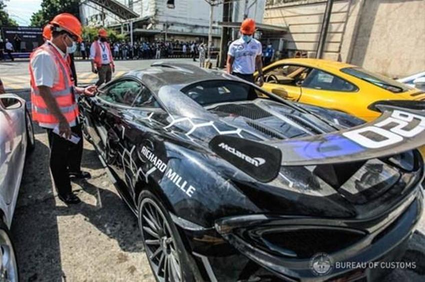 21 lüks otomobil yok edildi! McLaren 620R, Lotus Exige S240, Mercedes-Benz SLK, Bentley Flying Spur, Porsche 911 C2S...