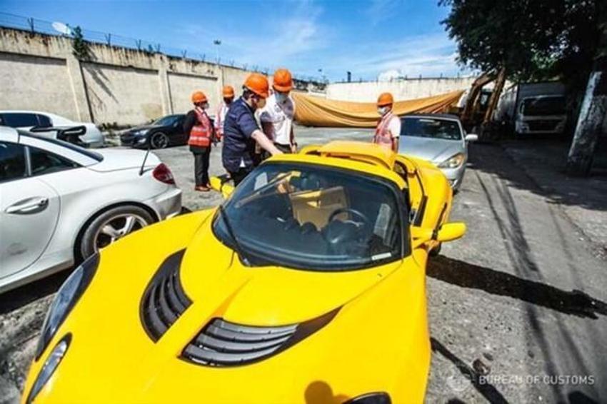 21 lüks otomobil yok edildi! McLaren 620R, Lotus Exige S240, Mercedes-Benz SLK, Bentley Flying Spur, Porsche 911 C2S...