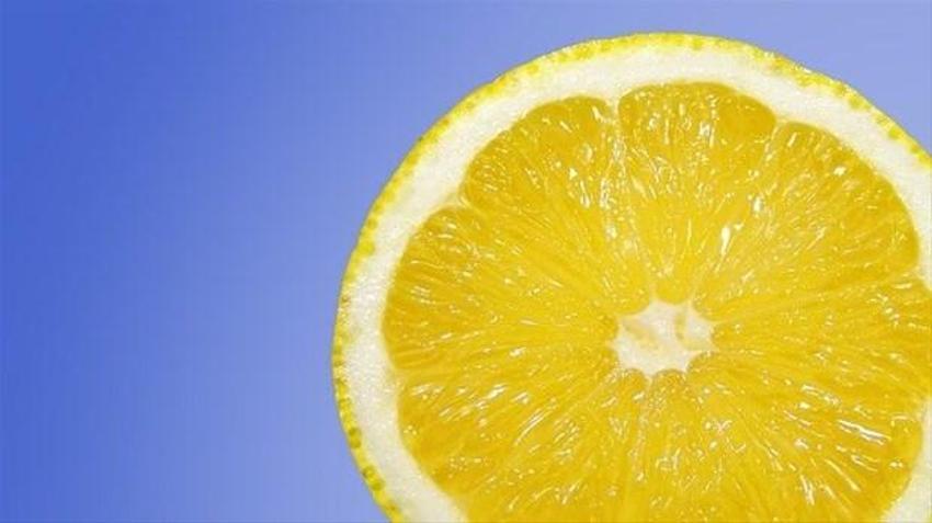 Limon suyunun şaşırtan etkisi! Yüzünüze sürdüğünüzde bakın ne oluyor...