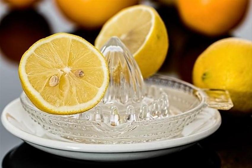 Limon suyunun şaşırtan etkisi! Yüzünüze sürdüğünüzde bakın ne oluyor...