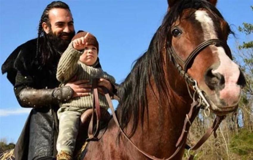 Buğra Gülsoy ailesiyle sezonu açtı!