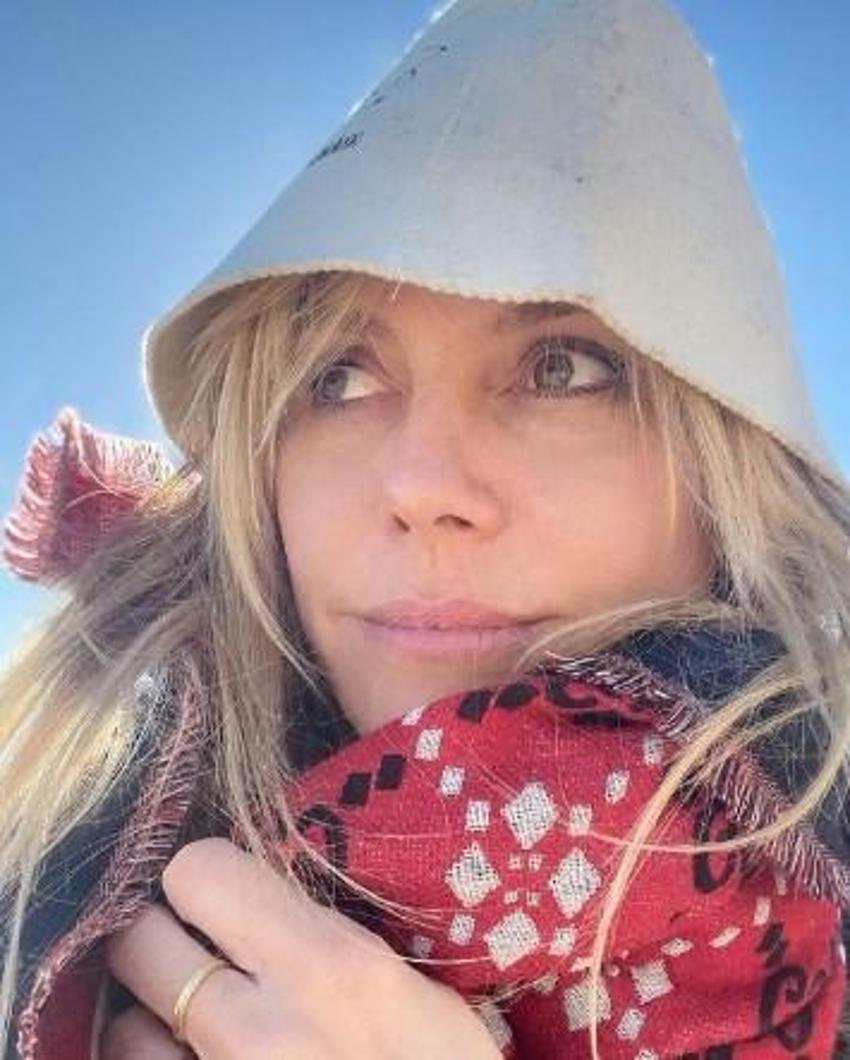 Heidi Klum üstsüz şekilde kocasıyla öpüşürken paylaştı!