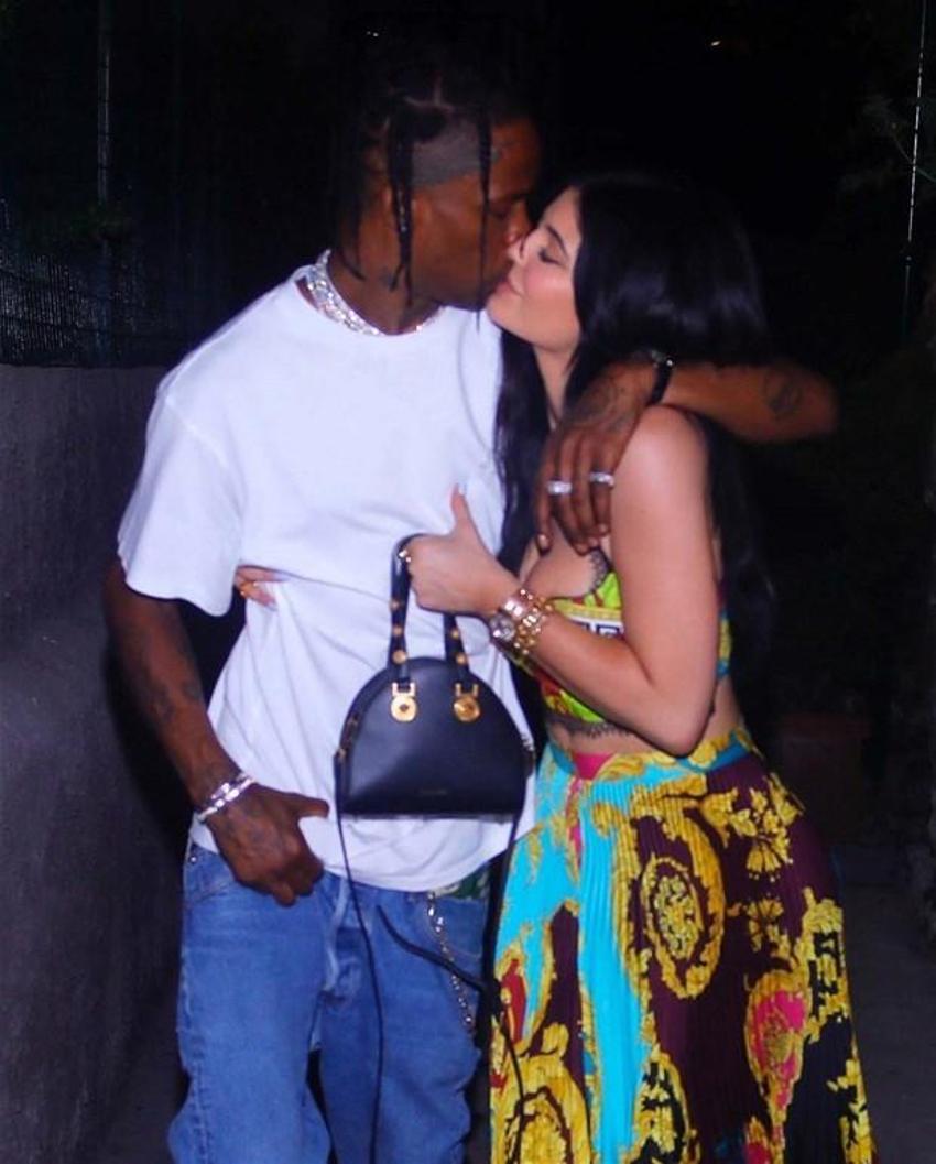 Kylie Jenner ve Travis Scott mutluluk tablosu sergiledi!